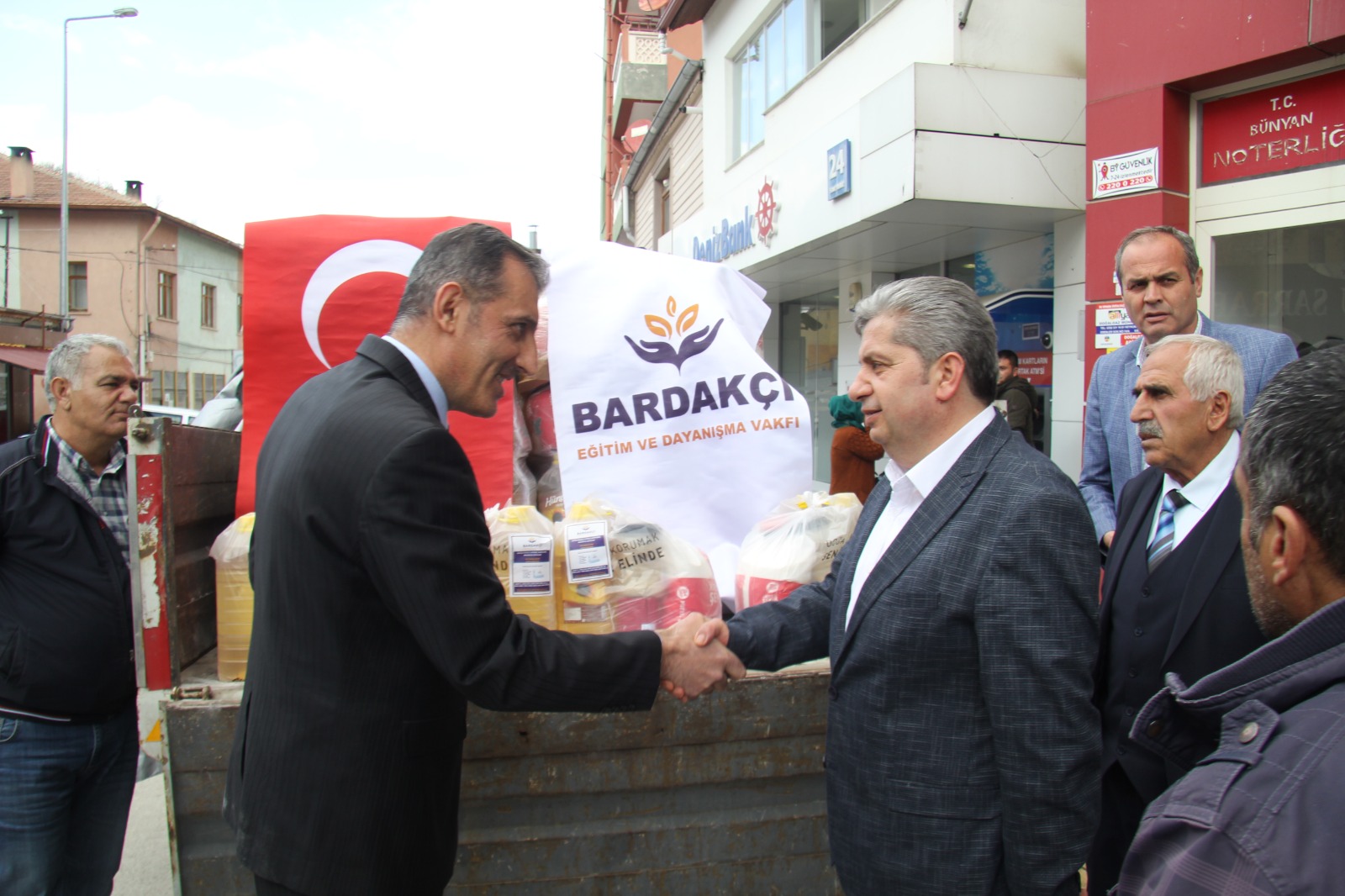 Dernek kurucularımız Ali Kaynar ve Bekir Kaynar’ın Akülü tekerlekli sandalye dağıtımından bazı kareler.